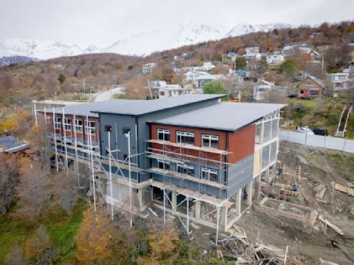 Melella recorrió la obra de la nueva Escuela Nº 40 en el Bº Ecológico de Ushuaia - Diario El Sureño