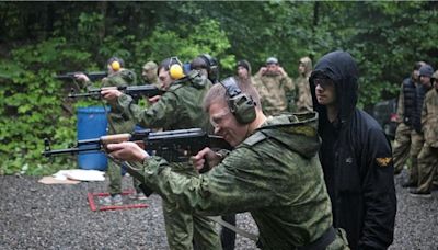 俄烏戰爭讓「課堂變靶場」 14歲俄少年學用AK-47 - 國際