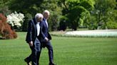 Biden, bajo presión, recibe apoyo del izquierdista Bernie Sanders