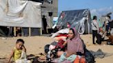 "No tenemos nada". Mientras Israel ataca Rafah, palestinos desplazados viven en tiendas de campaña