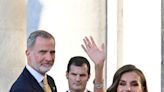 Los reyes Felipe y Letizia, cercanos y muy sonrientes en la apertura de la nueva temporada del Teatro Real