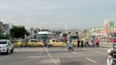 Taxistas paralizaron el tráfico y viajeros tuvieron que caminar hasta el aeropuerto