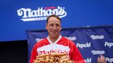 Campeón en competencia de comer hot dogs excluido del concurso por unas salchichas vegetarianas