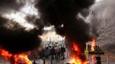 Agricultores encienden barricadas y atacan barreras policiales durante cumbre de la UE