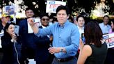 Column: Kevin de León says he's sorry but won't resign. Kevin, stop gaslighting L.A.