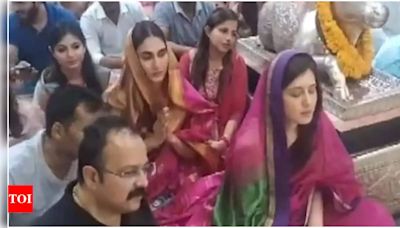 Raashii Khanna and Vaani Kapoor seek blessings at Mahakaleshwar temple in Ujjain | Hindi Movie News - Times of India