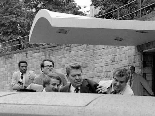 Reagan sobrevivió a un intento de asesinato y su respuesta cambió la trayectoria de su presidencia