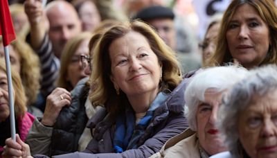 Carmen Romero, exmujer de Felipe González, presente en la manifestación de Ferraz en apoyo a Pedro Sánchez