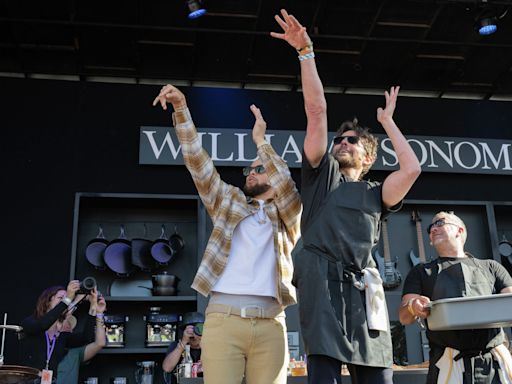 Steph Curry and Bradley Cooper throw cheesesteaks at BottleRock