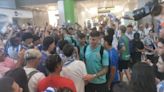 Centenares de malaguistas despiden al Málaga CF en el aeropuerto antes de volar a Vigo