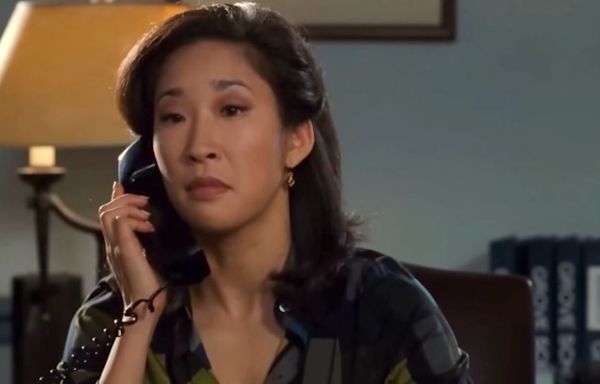 Sandra Oh recreates iconic ‘Princess Diaries’ scene to introduce Anne Hathaway on ‘The Kelly Clarkson Show’