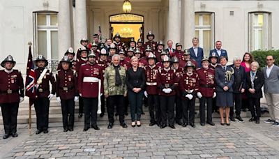 Sir Tom Jones se reunió con Bomberos de Chile para destacar su labor