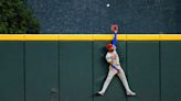 Phillies give Johan Rojas ovation for incredible leaping catch