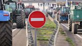 Agricultores franceses bloquean la carretera que une Francia y España