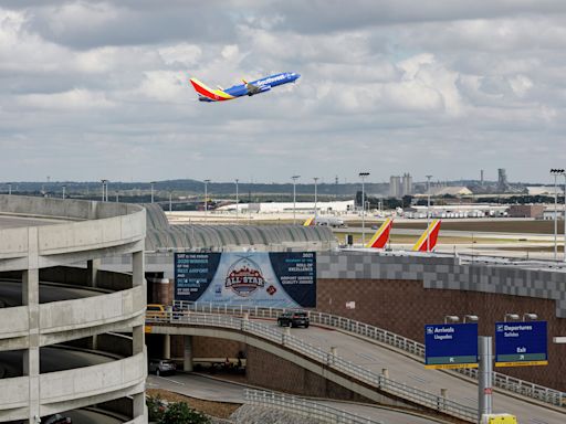 Texas sees massive flight delays into Monday amid storms