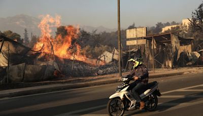 Grecia recibe una primera ola de ayuda europea para contener el gran incendio cerca de Atenas