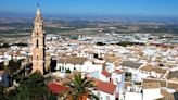 El bonito pueblo de Sevilla que alberga el ‘Balcón de Andalucía’ y es la cuna mundial de los mantecados