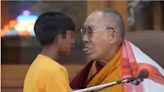 對男童說「吸我舌頭」達賴喇嘛遭撻伐 曝藏族「獨特禮儀」：微笑打招呼示好