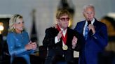 Elton John cantó en la Casa Blanca para Joe Biden e hizo reír al público con una anécdota de George Bush