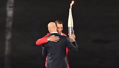Así fue el histórico momento en el que Zidane hizo entrega de la antorcha olímpica a Nadal