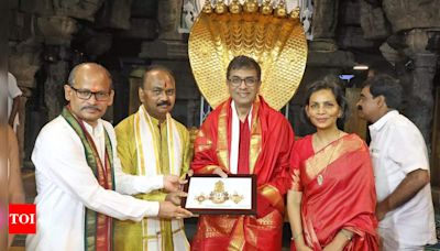 CJI DY Chandrachud, wife Kalpana Das offer prayers to Lord Venkateswara Swamy at Tirumala temple - Times of India