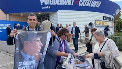 En el cuartel general de Puigdemont en Francia: el 'speaker' del Barça, selfies y un séquito de 'yayo fans'