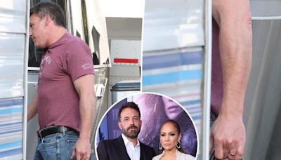 Ben Affleck seen with wedding ring on while on set for new movie amid Jennifer Lopez divorce rumors