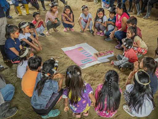 El drama de los indígenas de Ecuador que perdieron su escuela hace 6 años y tuvieron que reinventar la educación de sus niños