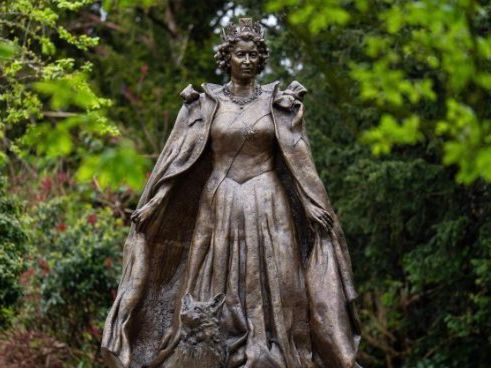 Estatua en honor a la reina Isabel II y sus adorados corgis