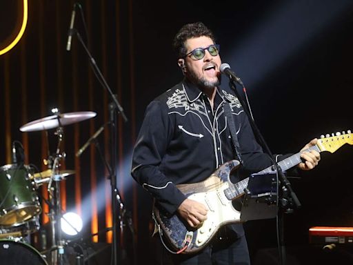 Rodrigo Suricato, do Barão Vermelho, faz show com o Clube Big Beatles em Vitória