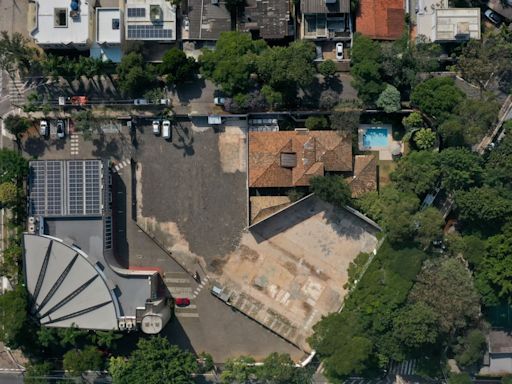 Igreja consegue mudar lei para construir megatemplo em Alto de Pinheiros e agradece a Nunes em culto