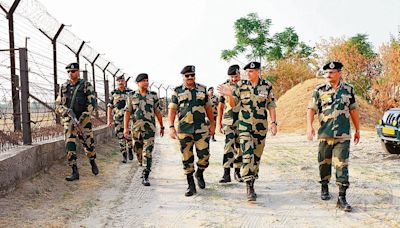 BSF chief assesses security along IB at Jammu frontier