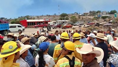 Con bloqueo exigen apoyo aéreo para combatir incendio en Tepelmeme, área natural protegida en Oaxaca