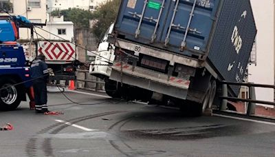 Así fue cómo un camión quedó colgado en la autopista 25 de Mayo