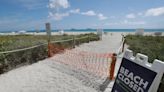 VIDEO: Dramático rescate de dos niños atrapados bajo la arena de una playa de Florida - La Opinión