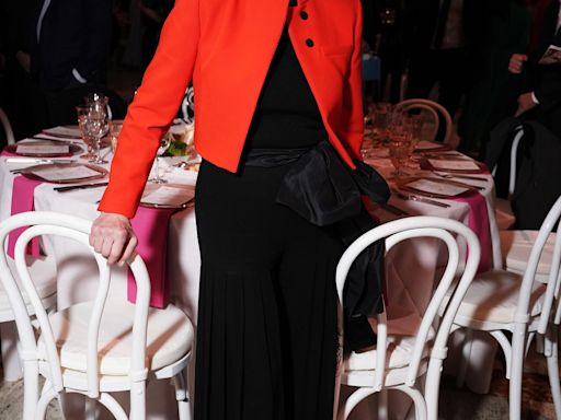 Carolina Herrera muestra cómo llevar la falda larga tableada más elegante con zapatos de tacón