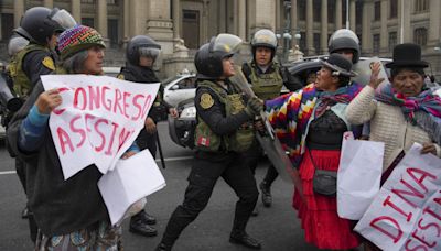 Pérou: des manifestants demandent le départ de la présidente Dina Boluarte après son long discours