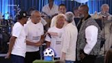 Serginho Groisman ganha surpresa de aniversário de ex-jogadores do Corinthians