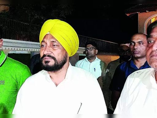 Former Minister Sunder Sham Arora Visited by Punjab Congress Leaders | Chandigarh News - Times of India