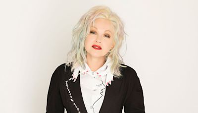 Cyndi Lauper pone sus huellas en el Paseo de la Fama