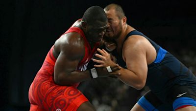 Mijaín López, el gigante de la lucha cubana, supera el debut en París-2024