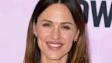 Jennifer Garner’s Go-To, Podiatrist-Approved Walking Shoes Are on Major Sale