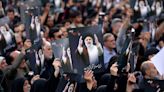 Irã se despede de presidente Raisi com enterro em sua cidade natal