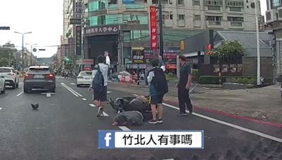 騎士自摔痛到爬不起來！2高中生「肉身擋車」護他 網讚爆：最美的風景