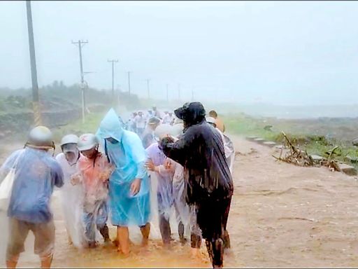 雨彈爆襲 蘭嶼環島公路成「黃河」