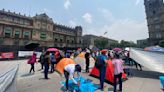 CNTE dice que plantón en el Zócalo continua de forma indefinida, tras manifestación de “Marea Rosa”