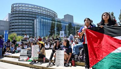 Protesta en Fresno State por Palestina. ‘No hay postura neutral ante el genocidio’