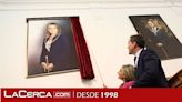 El retrato "realista" de Milagros Tolón, primera alcaldesa de Toledo entre 2015 y 2023, ya luce en el salón de plenos