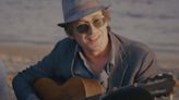 "Il n'est jamais trop tard" : Thomas Dutronc retrouve le sourire dans son nouveau clip