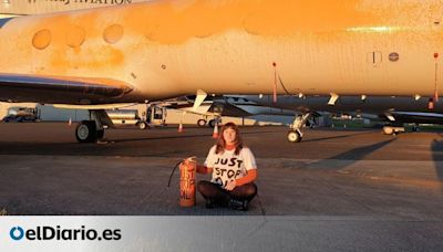 Dos activistas climáticas rocían con pintura dos jets en el aeropuerto de Londres donde ha aterrizado Taylor Swift